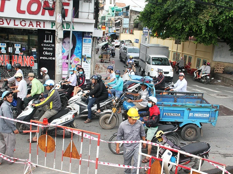 Do mặt đường hẹp nên các phương tiện di chuyển khá khó khăn 